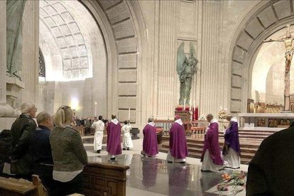 Los monjes benedictinos abandonan la basílica tras la misa en el Valle de los Caídos, este miércoles.-DAVID CASTRO