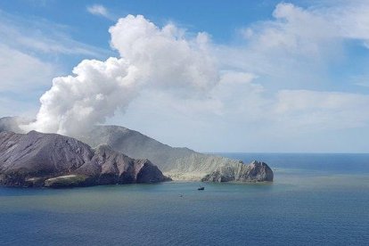 Hasta el momento se ha reportado la muerte de 14 personas por le erupción del volcán Whakaari.-EFE