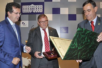 Ulibarri y Rubio reciben el diploma de manos de Pardo. / VALENTÍN GUISANDE-