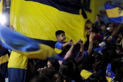 Seguidores de Boca despiden a su equipo antes de viajar desde Buenos Aires a Madrid.-REUTERS