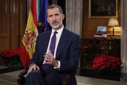 El rey Felipe VI, durante su Mensaje de Navidad en el Salón de Audiencias del Palacio de la Zarzuela.-CASA DEL REY