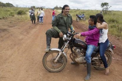 Miembros de las FARC durante su última conferencia en Yari, al sur de Colombia.-AP / RICARDO MAZALAN