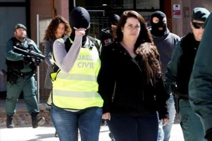 ARRESTO Guardias civiles trasladan a la activista de los CDR de Viladecans.-/ EFE / QUIQUE GARCÍA