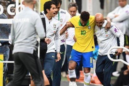 Neymar, lesionado en el amistoso con Brasil.-AFP