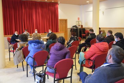 Asistentes a la reunión de ayer en el Ayuntamiento de Vinuesa. RAQUEL FERNÁNDEZ