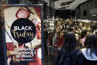 Ofertas en una tienda en el Black Friday en 2016.-/ FERRAN NADEU