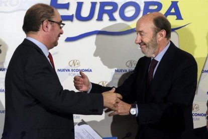 El presidente del Gobierno de Aragón, Javier Lambán (i), saluda al exsecretario general del PSOE Alfredo Pérez Rubalcaba antes de su participación en la tribuna Fórum Europa celebrada hoy en Madrid.-EFE