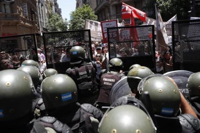 Policías en una manifestación en Buenos Aires.-/ EFE / DAVID FERNÁNDEZ