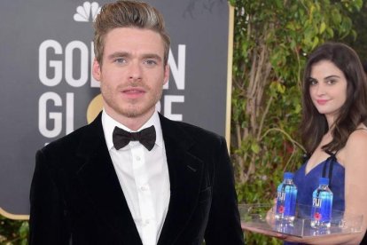 Richard Madden posa en un photobomb de la gala con la chica del agua Fiji de fondo.-EL PERIÓDICO