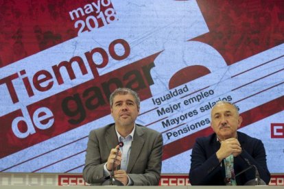 Unai Sordo (CCOO) y Pepe Álvarez (UGT), en la rueda de prensa de hoy para presentar el Primero de Mayo.-JUAN MANUEL PRATS