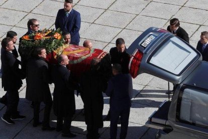 La familia Franco introduce el féretro en el coche fúnebre-EMILIO NARANJO (GETTY IMAGES)