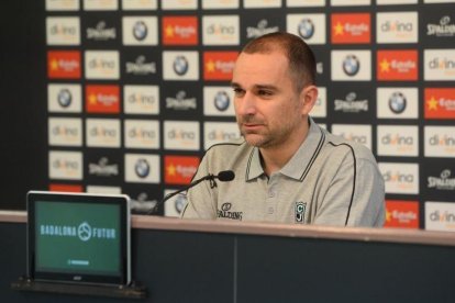 Carles Duran, en su primera rueda de prensa como nuevo entrenador del Divina Joventut.-EL PERIÓDICO