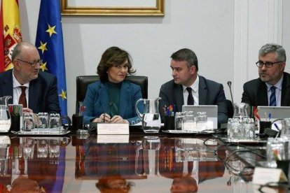 Carmen Calvo e Iván Redondo durante la reunión de la Comisión General de Secretarios de Estado y Subsecretarios, este lunes en el palacio de la Moncloa.-DAVID CASTRO