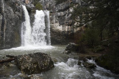 La cascada de La Fuentona volvió a brotar con fuerza.-VALENTÍN GUISANDE