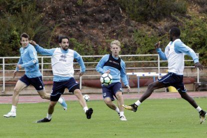 Dani Nieto, entre Mateu y Daimanka, ayer, durante el entrenamiento del Numancia.-LUIS ÁNGEL TEJEDOR