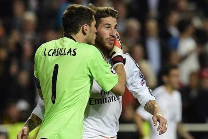 Iker Casillas felicita a Sergio Ramos tras su gol ante el Atlético en la final de la Champions del 2014, en Lisboa.-Foto: AFP / JAVIER SORIANO