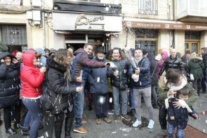 Varios de los agraciados descorchan botellas de espumoso.-LUIS ÁNGEL TEJEDOR