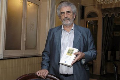 Ernesto Escapa durante la presentación ayer de su libro. / ÁLVARO MARTÍNEZ-