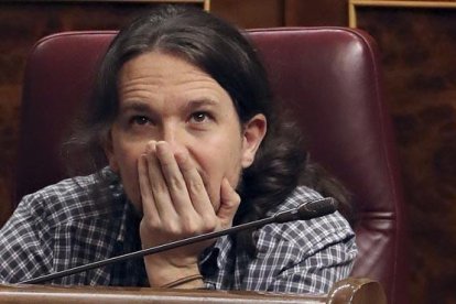 El líder de Podemos, Pablo Iglesias, hace declaraciones a los periodistas en el Congreso.-Ballesteros