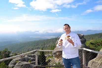 Luis Alberto Simón posa con dos boletus. RAQUEL FERNÁNDEZ