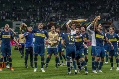 Jugadores de Boca celebran el pase-