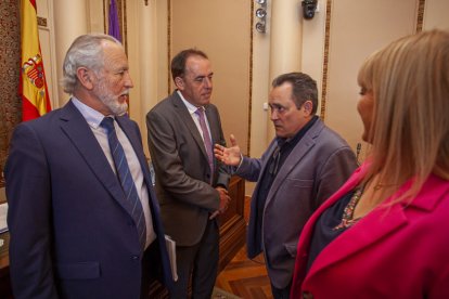 Miembros del tripartito la Diputación de Soria en el pleno ordinario de ayer. MARIO TEJEDOR