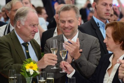 Leif-Erik Holm, en el centro, candidato de AfD en el land de  Mecklemburgo-Pomerania Occidental, celebra los buenos resultados.-DANIEL BOCKWOLDT / EFE