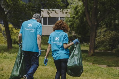 Voluntarios de CaixaBank en una iniciativa medioambiental. HDS