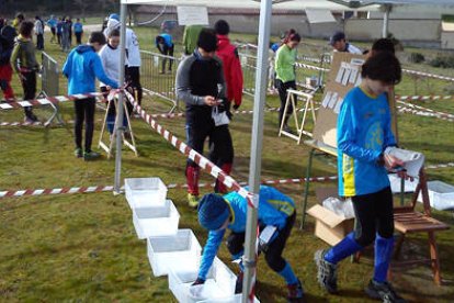 Varios competidores durante una competición de orientación en Pinares. -