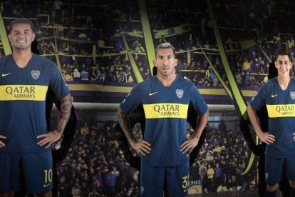 Las figuras de Cardona (izquierda), Tévez (centro) y Pavón, en el museo del Boca Juniors en Buenos Aires.-EFE / MIREIA SEGARRA