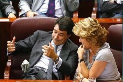 Aguirre obligando a González a vaciarse los bolsillos('El intermedio')-
