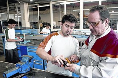 Clases de formación profesional dual en una factoría de Seat.-EL PERIÓDICO