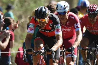 Greg van Avermaet tira del grupo por delante de Alexander Kristoff durante la París-Roubaix.-AFP