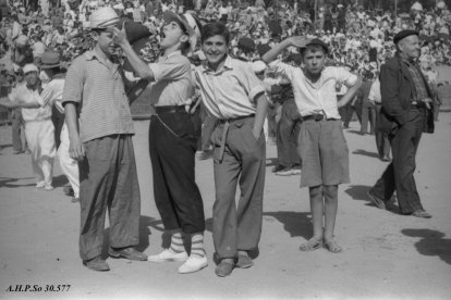 Chavales en el viernes de toros de 1952