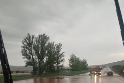 Una tormenta deja una fuerte tromba de agua e inundaciones en las carreteras de Soria hacia Zaragoza.