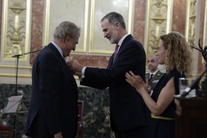 Jesús Posada recibiendo la medalla del Congreso de manos de Felipe VI.