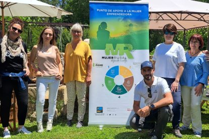 Mujeres rurales participantes en el curso de drones que ha impartido la Agencia Estatal de Seguridad Aérea.