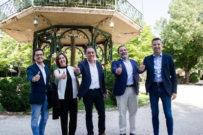 Candidatos del PP al Congreso y al Senado con el presidente popular, ayer en su presentación.