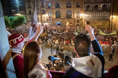 Imagen del pregón de fiestas y la plaza Mayor abarrotada en 2022