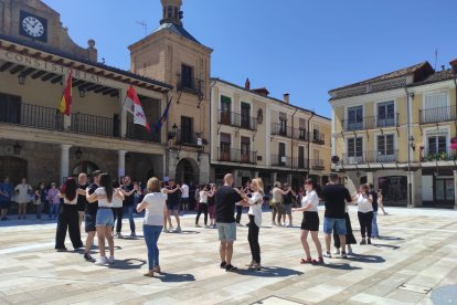 El Burgo ha acogido un mercado solidario a favor de la parroquia.