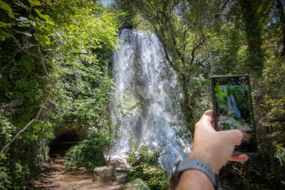 La cascada de La Toba ha recuperado caudal y atractivo en estos primeros compases del verano.