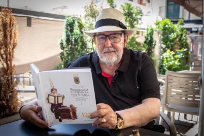 El autor, José Antonio Martín de Marco, con su obra sobre la Mancomunidad de los 150 Pueblos.