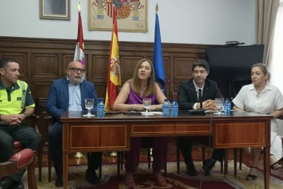 La delegada del Gobierno en la presentación del nuevo responsable de la Jefatura Provincial de Tráfico.