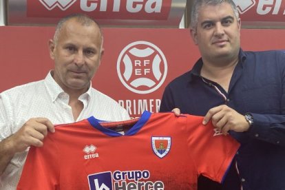 Javi Moreno en su presentación como entrenador del Numancia junto con el director deportivo Álex Huerta.