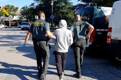 Uno de los detenidos en Toledo en la operación policial.