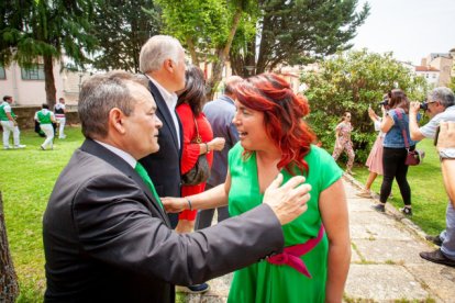 Saturnino de Gregorio saluda a la jurada de la Cruz y San Pedro, Rosa Garitonandia