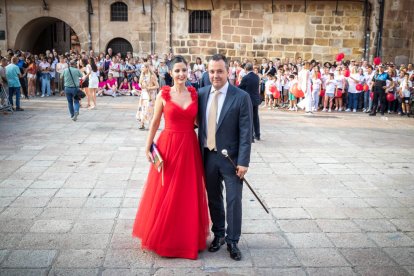Los jurados de cuadrilla llegan al Ayuntamiento ante la expectación de numeroso público.