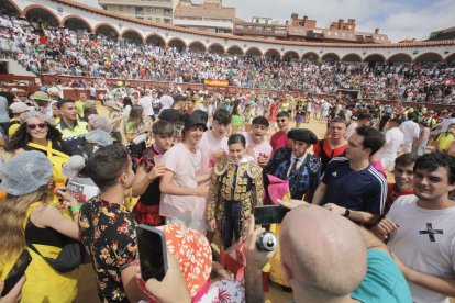 Estrella Magán con mozos sanjuaneros