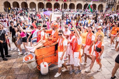 Buen ambiente, merienda y bebida para bajar a las Bailas a la altura de la plaza Mayor.