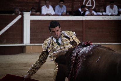 Emilio de Justo llamando al toro.